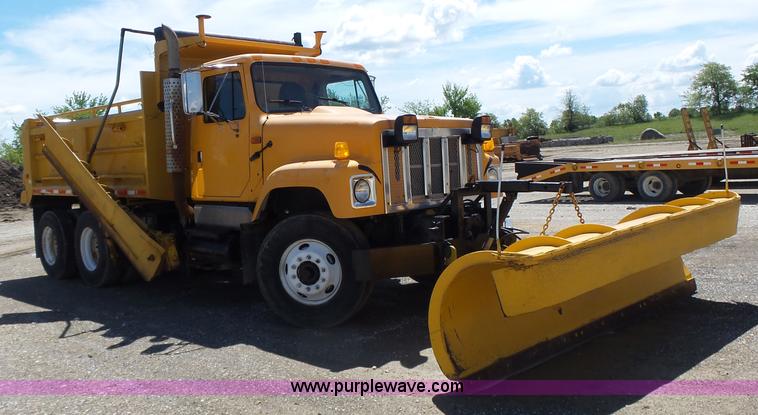 image for item L6058 2002 International F2554 dump truck