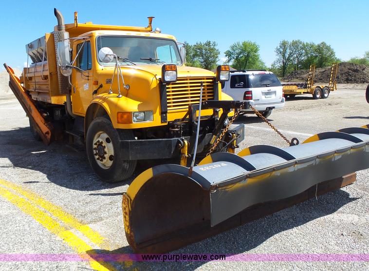 image for item L6059 2002 International 4900 dump truck