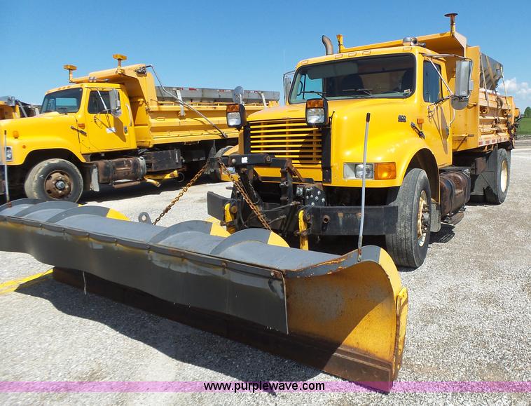 image for item L6059 2002 International 4900 dump truck