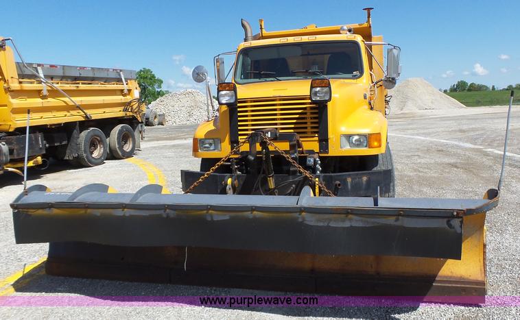 image for item L6059 2002 International 4900 dump truck