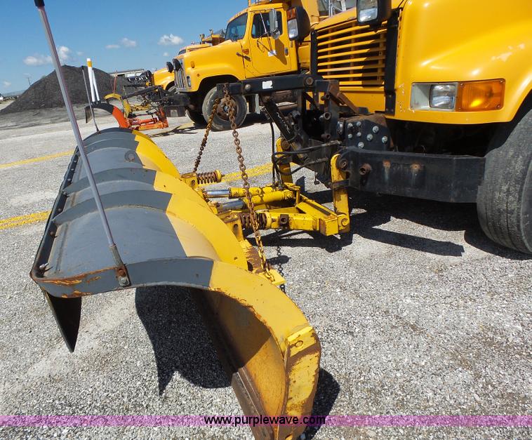 image for item L6059 2002 International 4900 dump truck