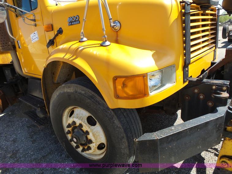 image for item L6059 2002 International 4900 dump truck