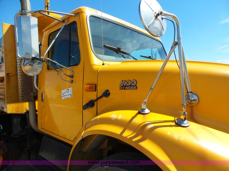 image for item L6059 2002 International 4900 dump truck