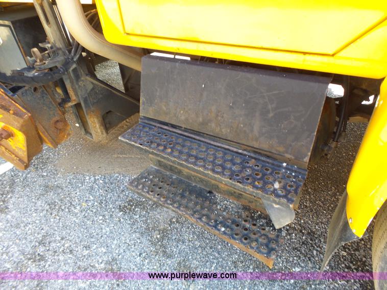 image for item L6059 2002 International 4900 dump truck