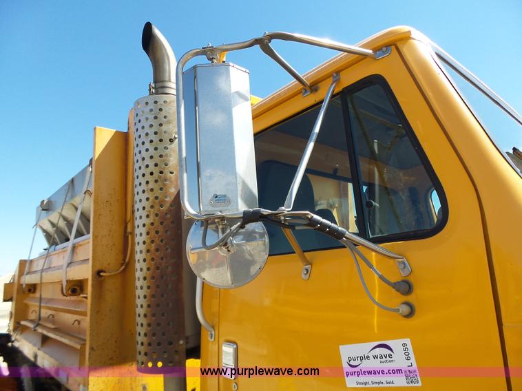 image for item L6059 2002 International 4900 dump truck