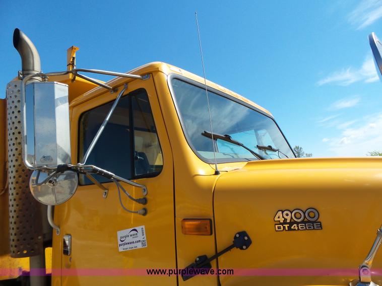 image for item L6059 2002 International 4900 dump truck