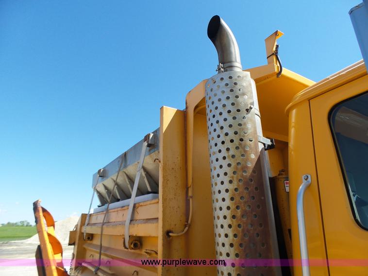 image for item L6059 2002 International 4900 dump truck