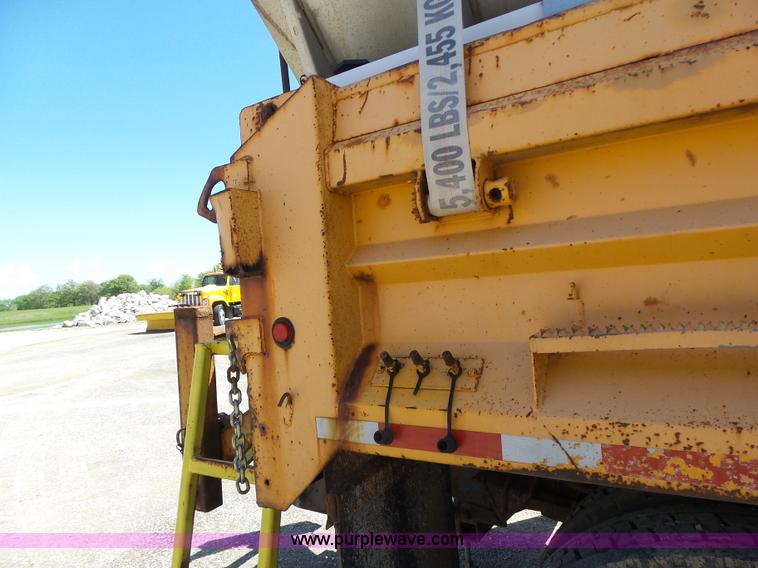 image for item L6059 2002 International 4900 dump truck
