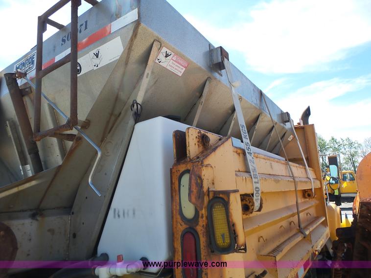 image for item L6059 2002 International 4900 dump truck