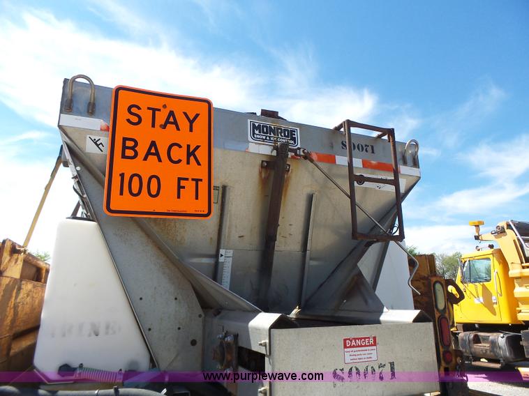 image for item L6059 2002 International 4900 dump truck