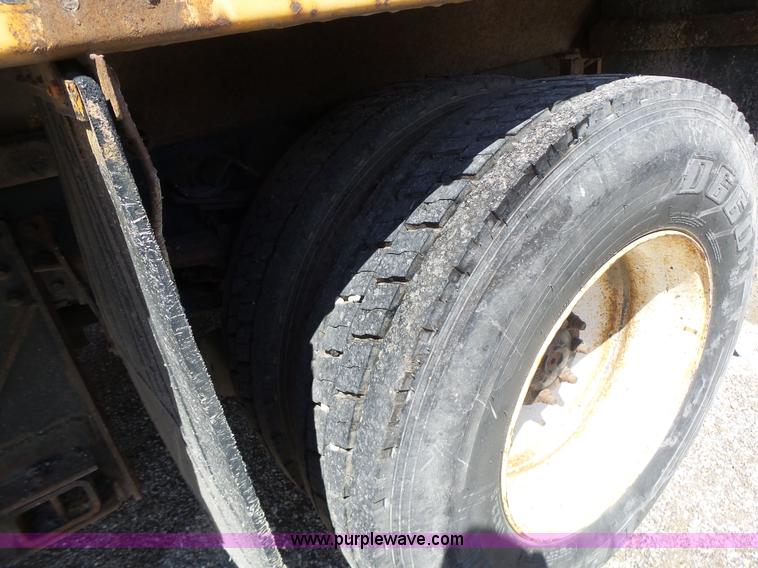 image for item L6059 2002 International 4900 dump truck