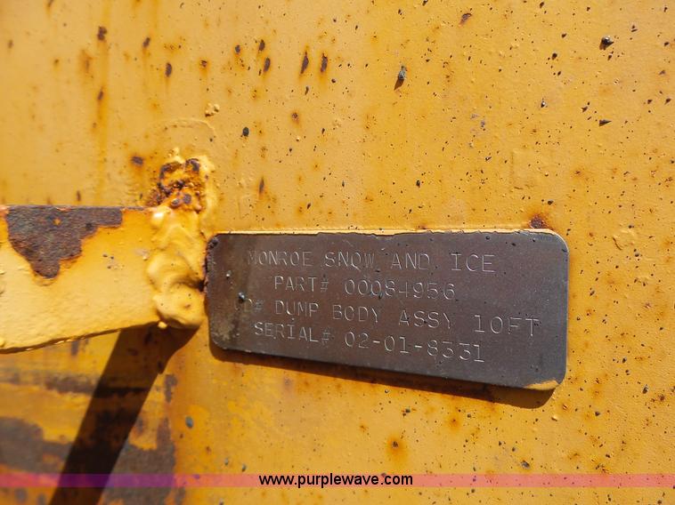 image for item L6059 2002 International 4900 dump truck