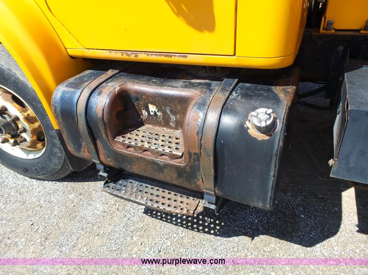 image for item L6059 2002 International 4900 dump truck