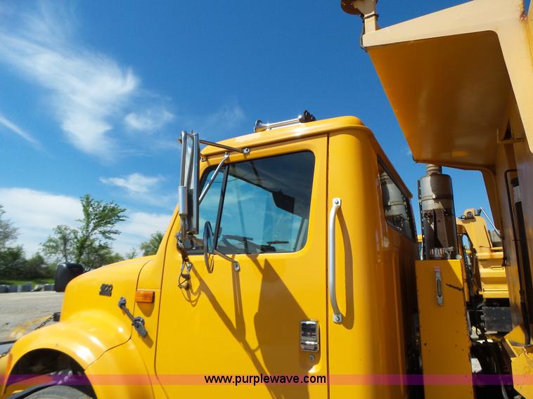image for item L6059 2002 International 4900 dump truck