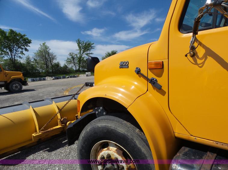 image for item L6059 2002 International 4900 dump truck