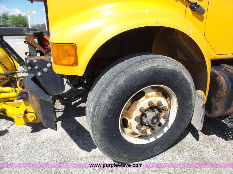 image for item L6059 2002 International 4900 dump truck