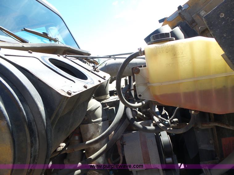 image for item L6059 2002 International 4900 dump truck