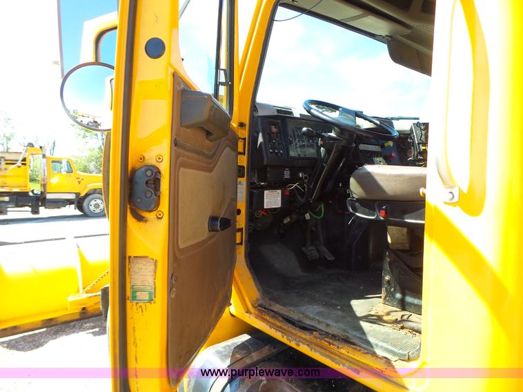 image for item L6059 2002 International 4900 dump truck