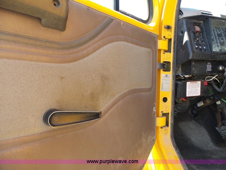 image for item L6059 2002 International 4900 dump truck