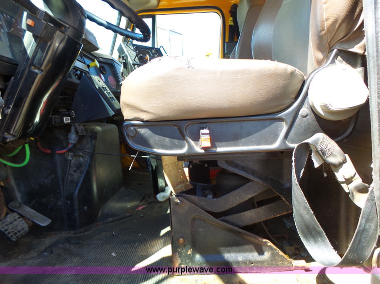 image for item L6059 2002 International 4900 dump truck