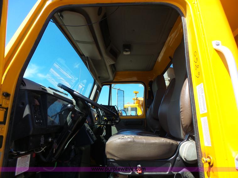 image for item L6059 2002 International 4900 dump truck