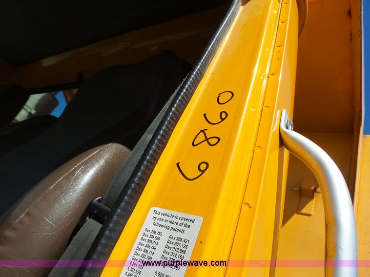 image for item L6059 2002 International 4900 dump truck