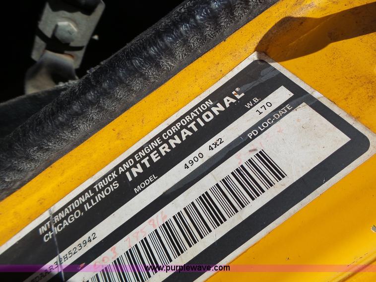 image for item L6059 2002 International 4900 dump truck