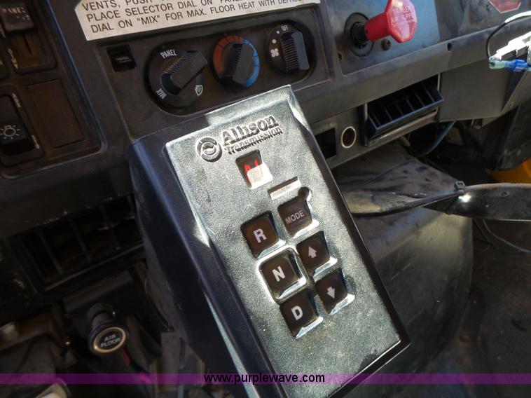 image for item L6059 2002 International 4900 dump truck