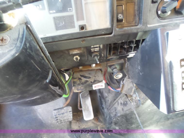 image for item L6059 2002 International 4900 dump truck