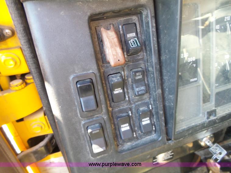 image for item L6059 2002 International 4900 dump truck