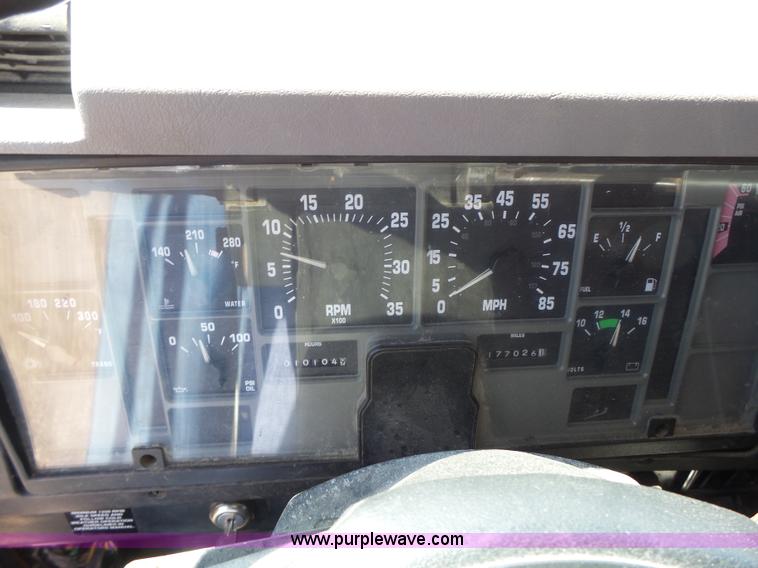 image for item L6059 2002 International 4900 dump truck