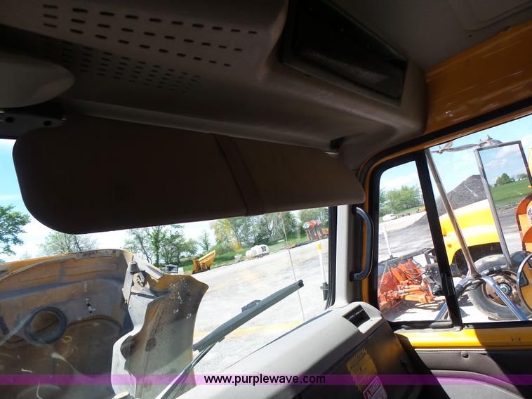 image for item L6059 2002 International 4900 dump truck