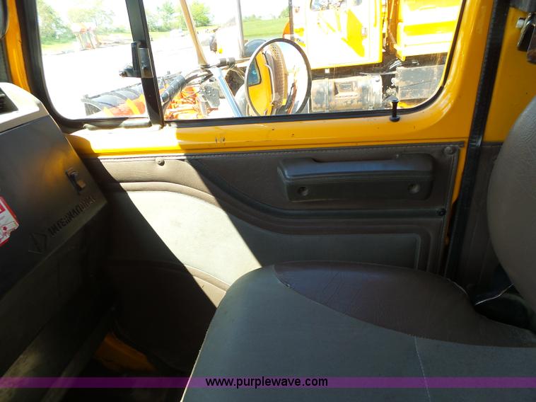 image for item L6059 2002 International 4900 dump truck