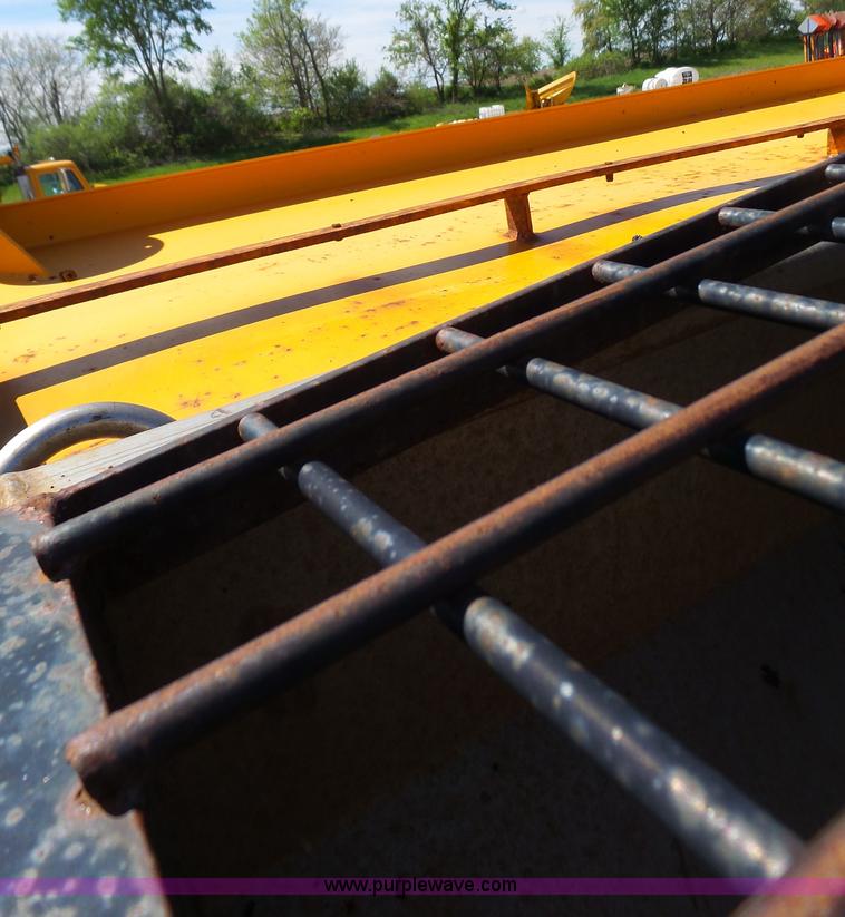 image for item L6059 2002 International 4900 dump truck