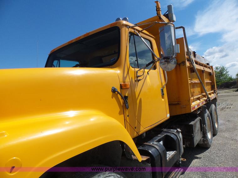 image for item L6060 2002 International F2554 dump truck