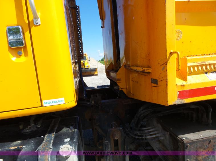 image for item L6060 2002 International F2554 dump truck