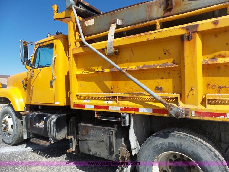 image for item L6060 2002 International F2554 dump truck