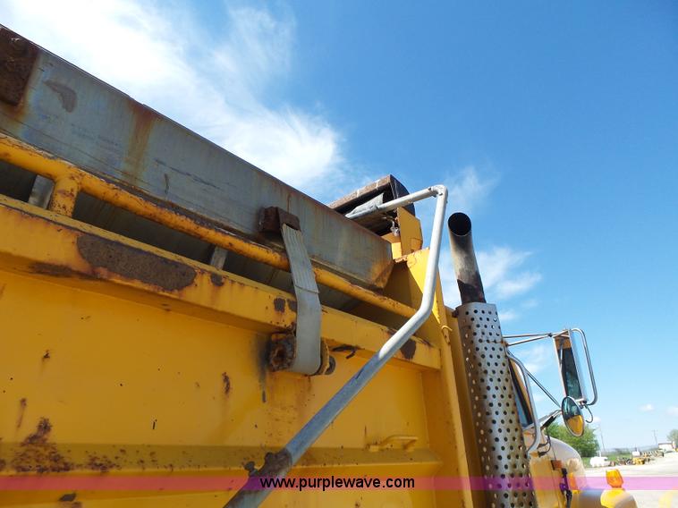 image for item L6060 2002 International F2554 dump truck