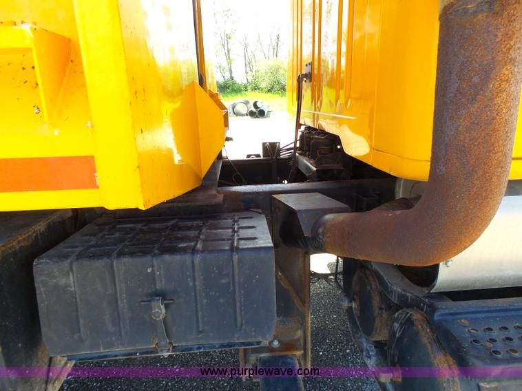 image for item L6060 2002 International F2554 dump truck