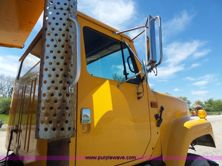 image for item L6060 2002 International F2554 dump truck