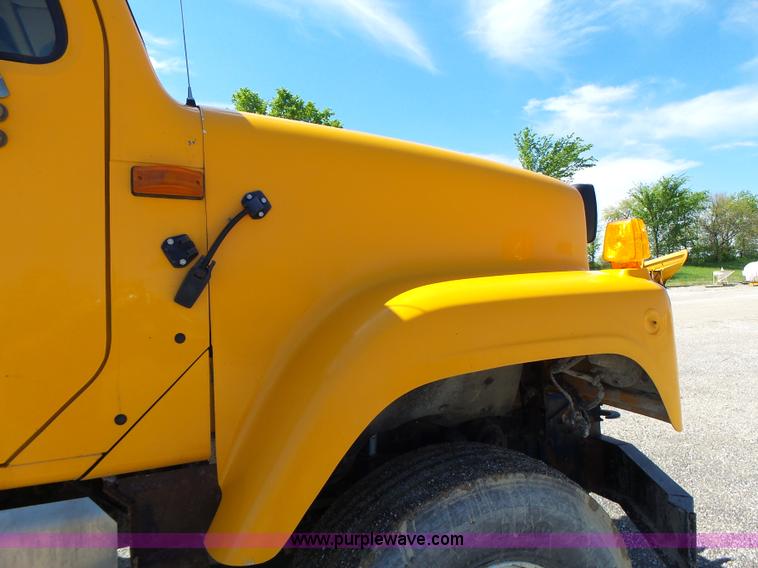 image for item L6060 2002 International F2554 dump truck