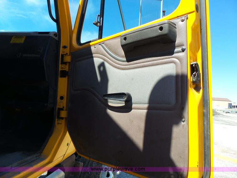 image for item L6060 2002 International F2554 dump truck