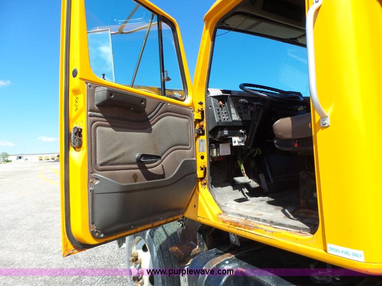 image for item L6060 2002 International F2554 dump truck