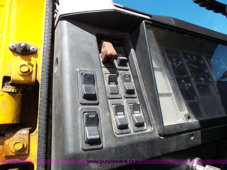 image for item L6060 2002 International F2554 dump truck