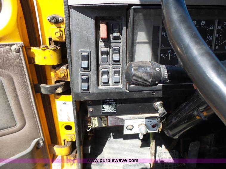 image for item L6060 2002 International F2554 dump truck