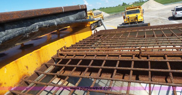 image for item L6060 2002 International F2554 dump truck