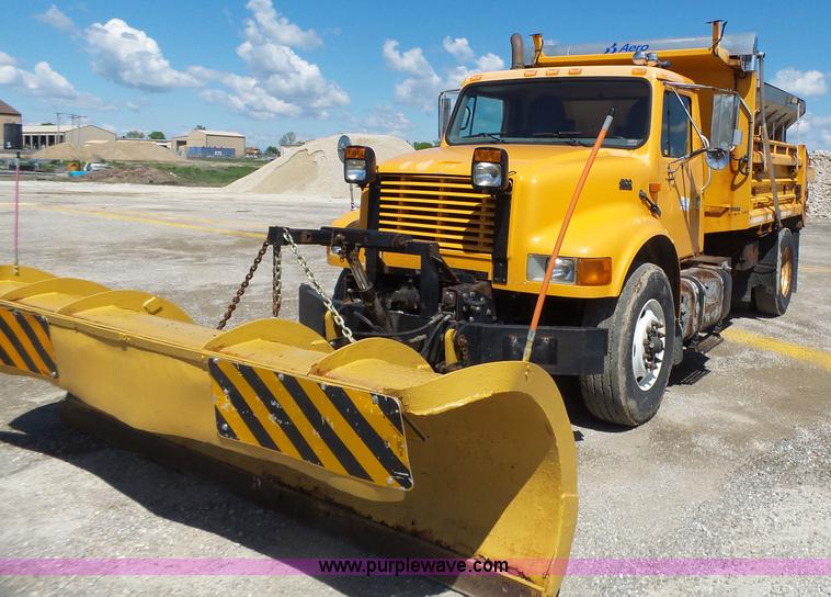 image for item L6061 2002 International 4900 dump truck