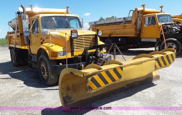 image for item L6061 2002 International 4900 dump truck