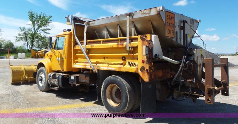 image for item L6061 2002 International 4900 dump truck