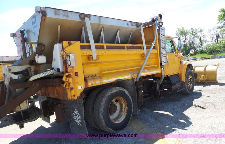 image for item L6061 2002 International 4900 dump truck